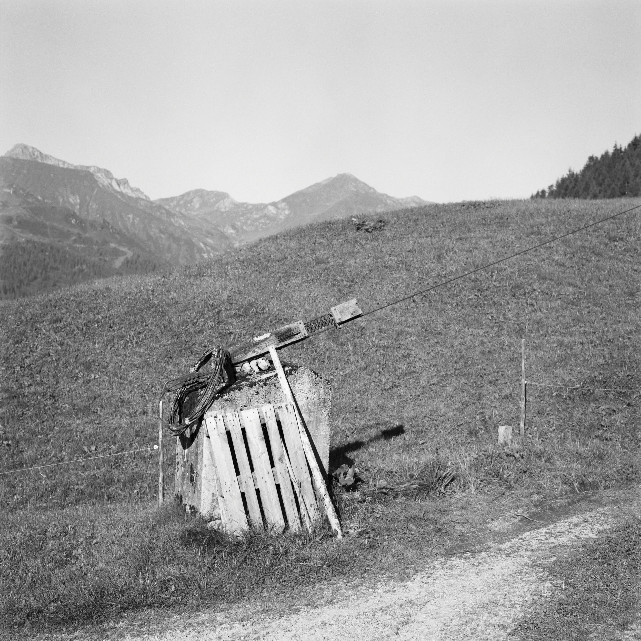 Improvised cableway for transporting goods on a mountain side.